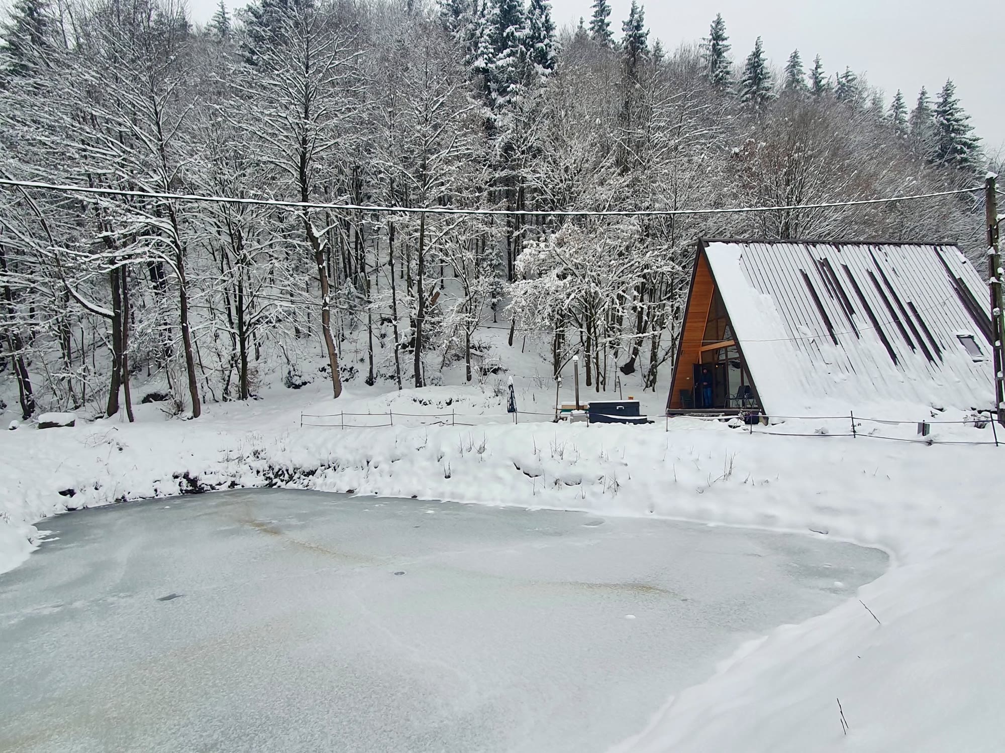 Cabana văzută de peste lacul înghețat